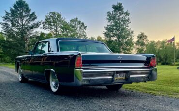 Lincoln-Continental-1965-Sedan-2