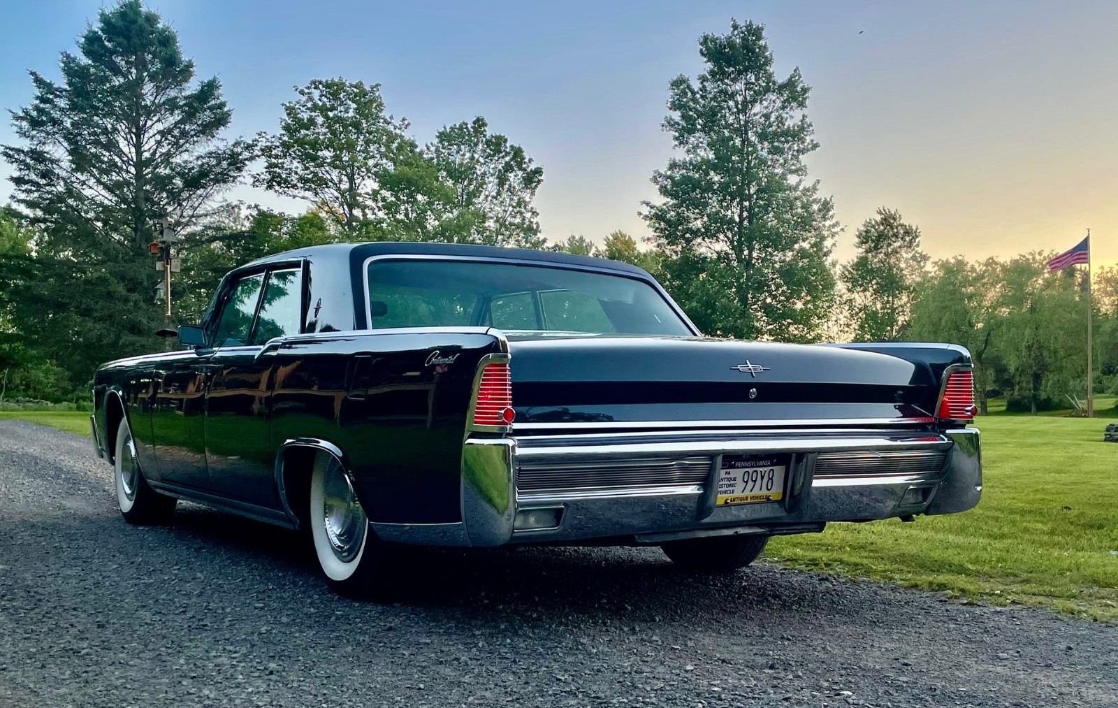Lincoln-Continental-1965-Sedan-2