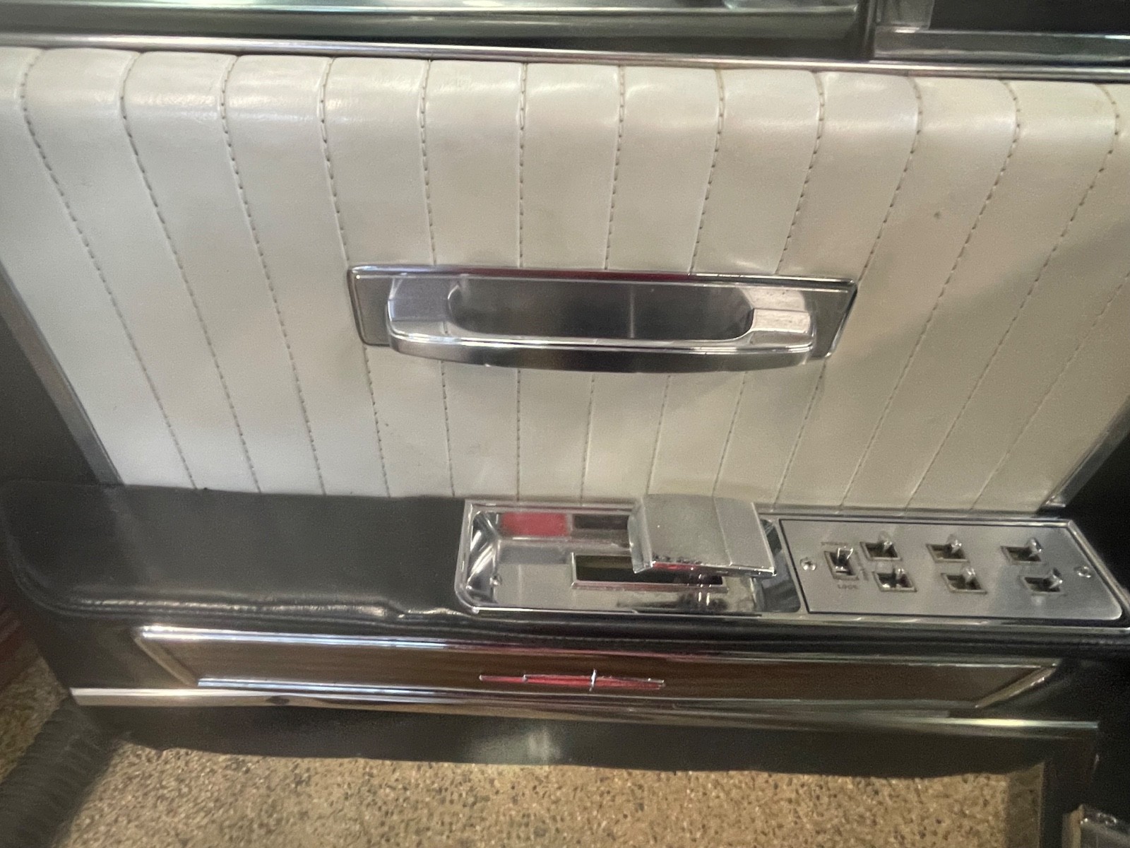 Lincoln-Continental-1965-Sedan-35