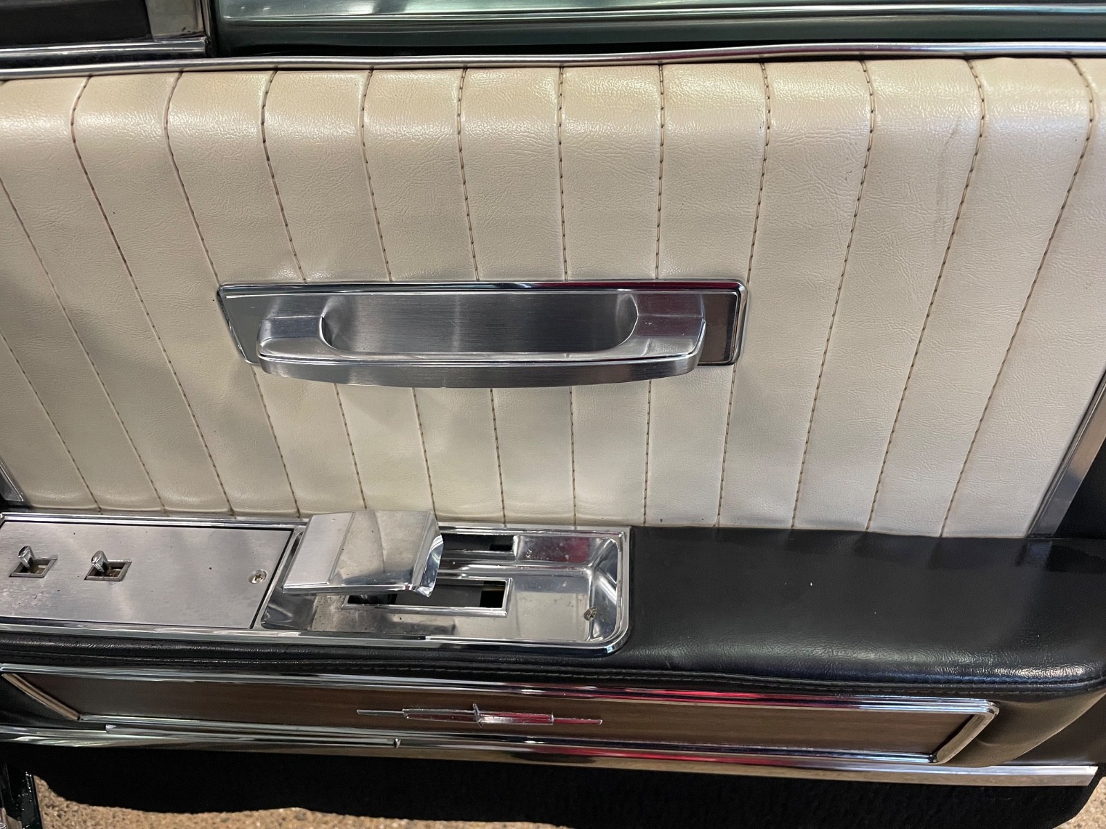 Lincoln-Continental-1965-Sedan-36