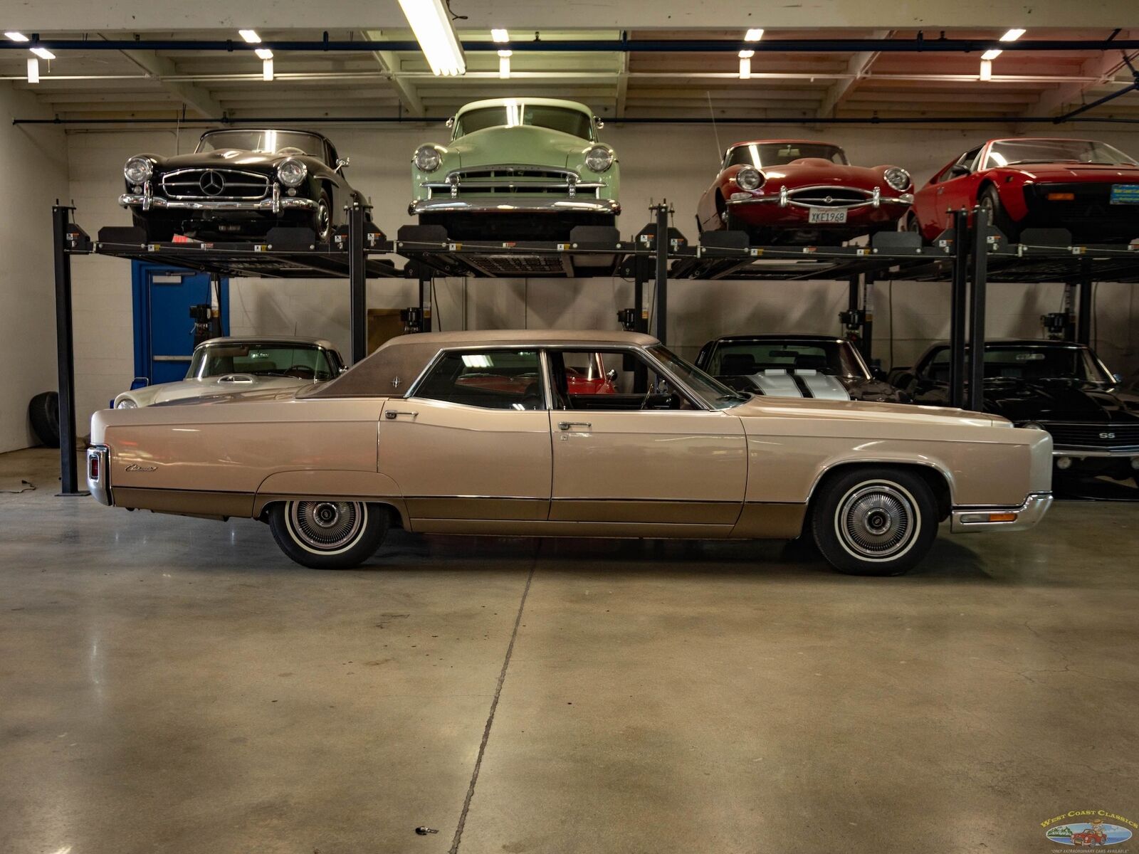 Lincoln-Continental-1970-4-Door-Sedan-2