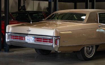 Lincoln-Continental-1970-4-Door-Sedan-24