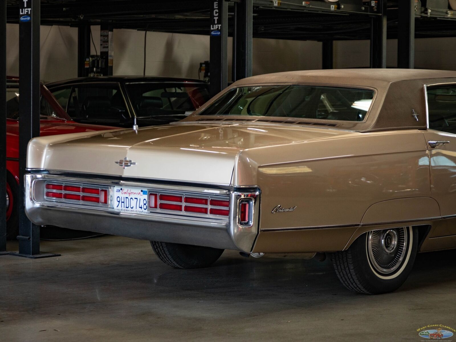 Lincoln-Continental-1970-4-Door-Sedan-24
