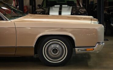 Lincoln-Continental-1970-4-Door-Sedan-3