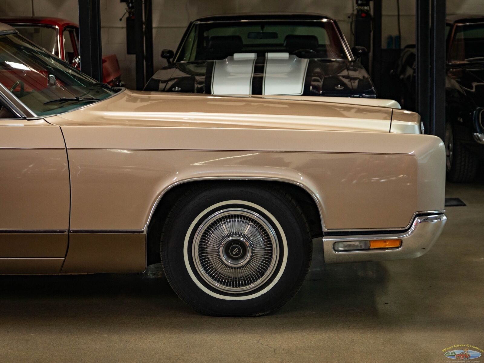 Lincoln-Continental-1970-4-Door-Sedan-3