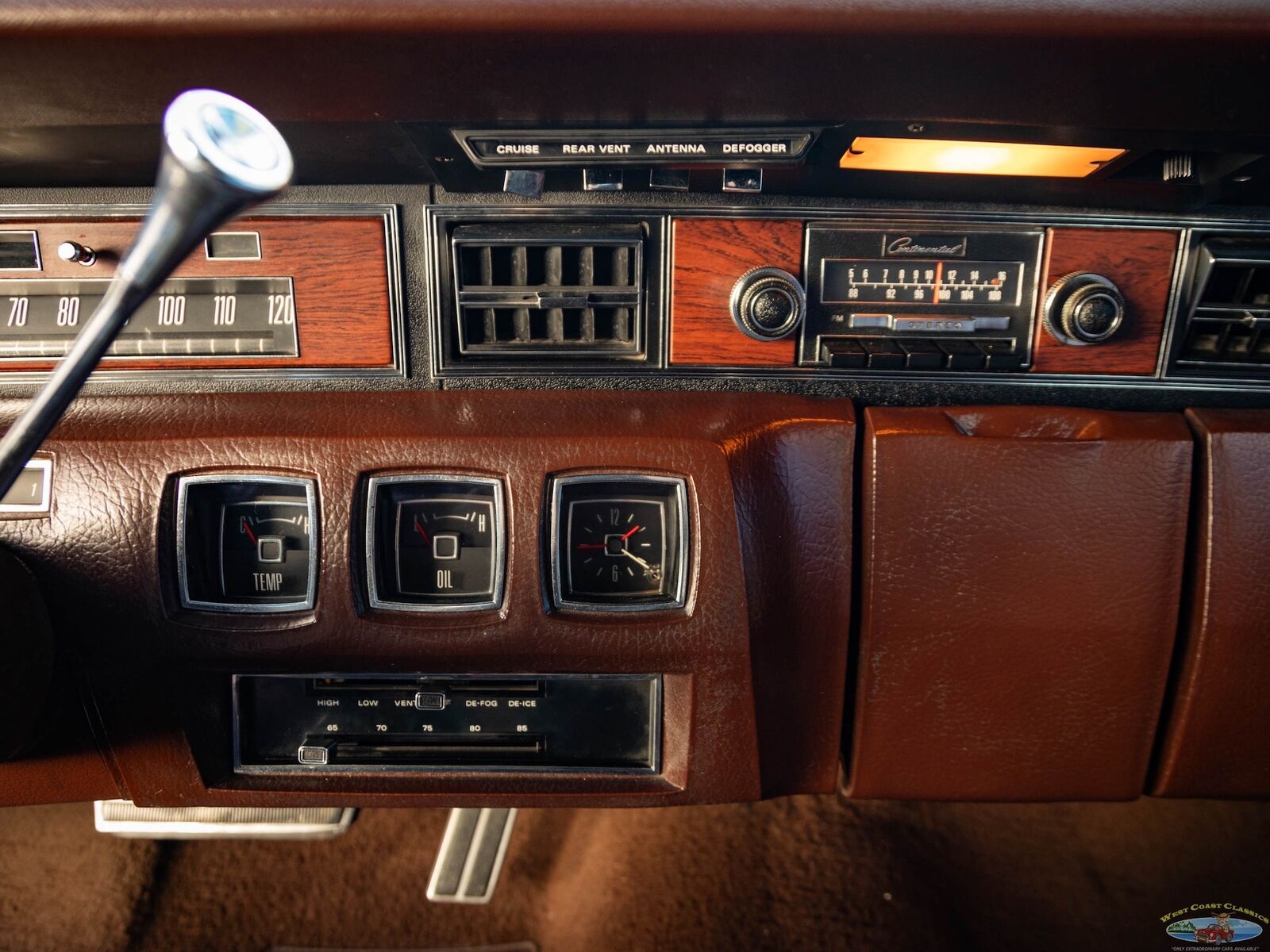 Lincoln-Continental-1970-4-Door-Sedan-35