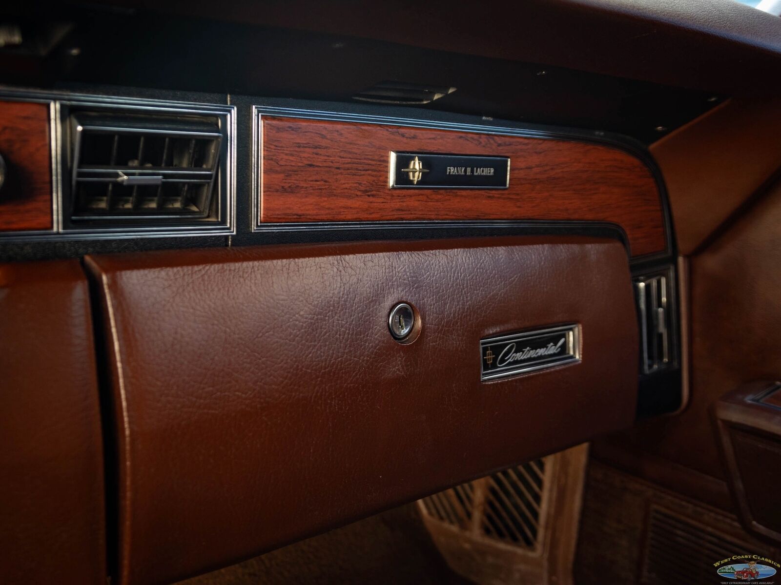 Lincoln-Continental-1970-4-Door-Sedan-36