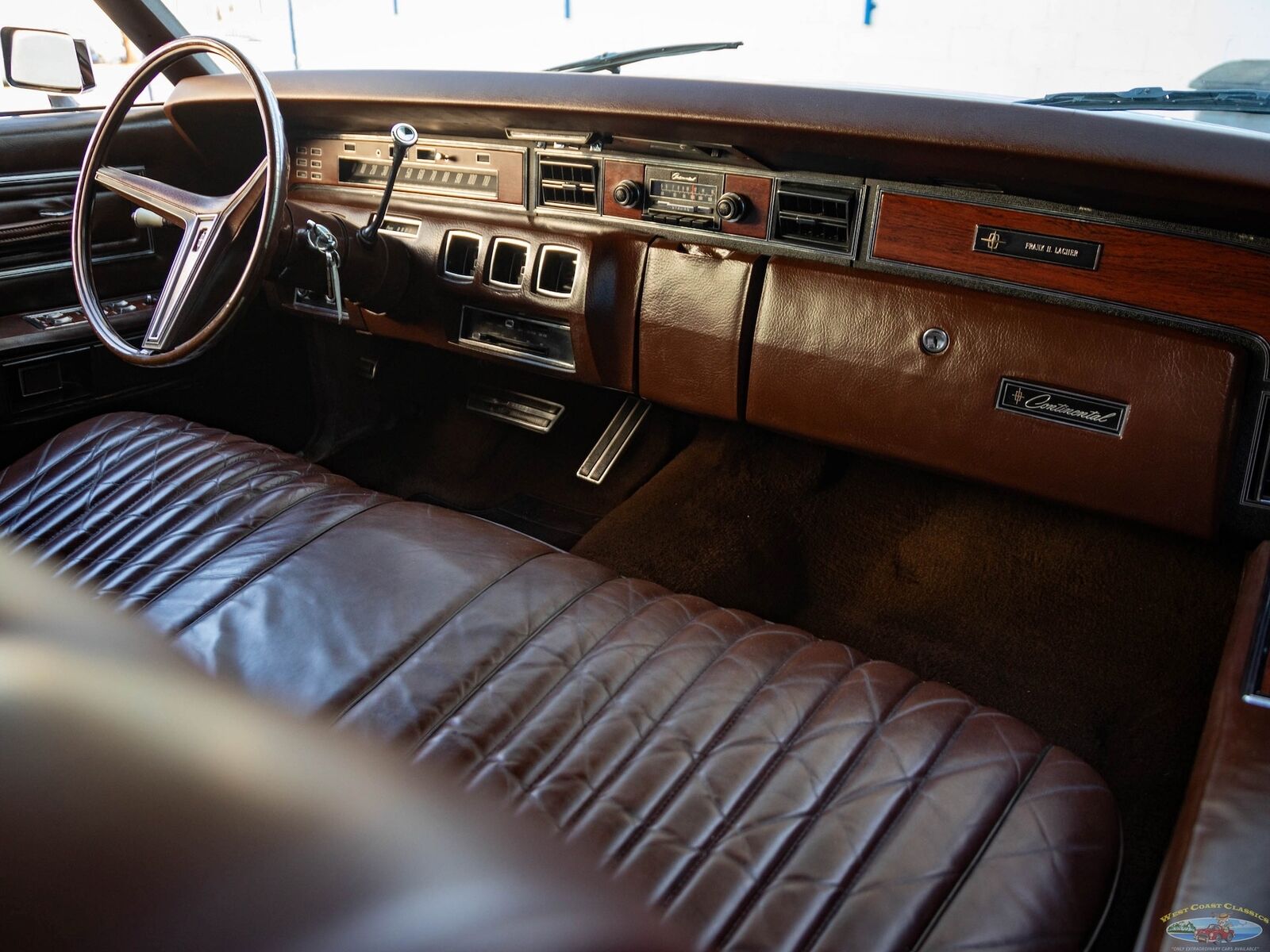 Lincoln-Continental-1970-4-Door-Sedan-37