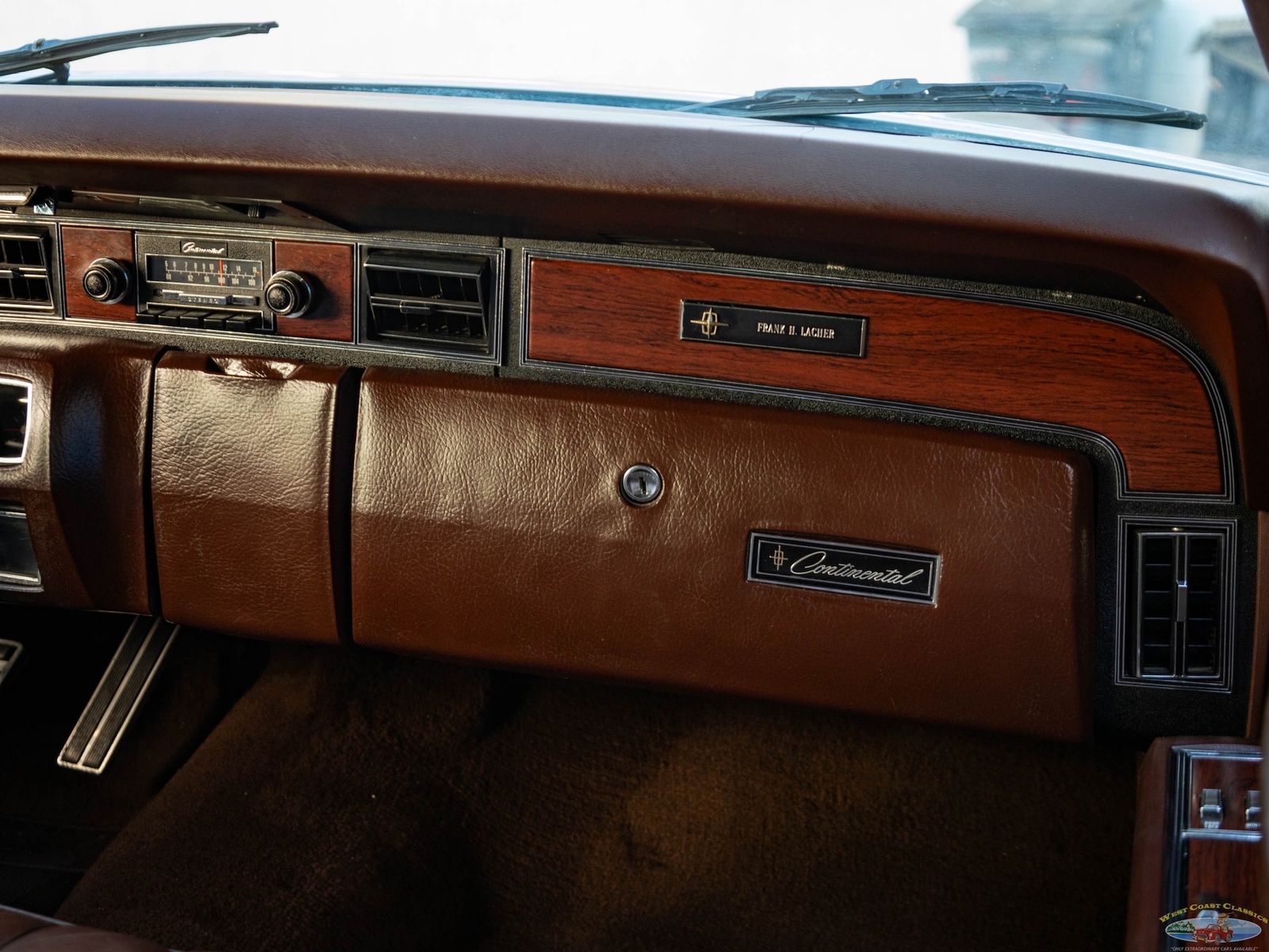 Lincoln-Continental-1970-4-Door-Sedan-39