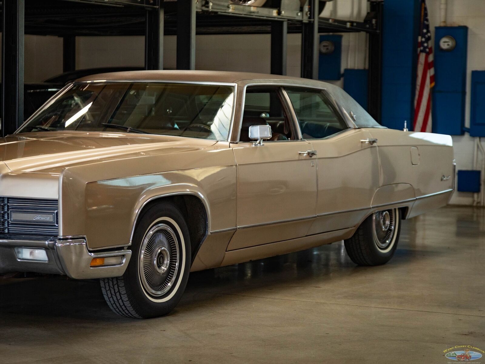 Lincoln-Continental-1970-4-Door-Sedan-8