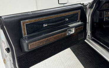 Lincoln-Continental-1976-Silver-Diamond-Fire-Black-36