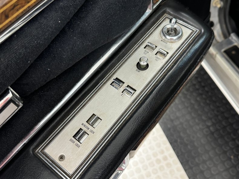 Lincoln-Continental-1976-Silver-Diamond-Fire-Black-37