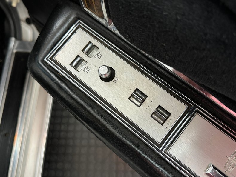 Lincoln-Continental-1976-Silver-Diamond-Fire-Black-39