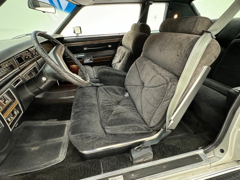 Lincoln-Continental-1976-Silver-Diamond-Fire-Black-40