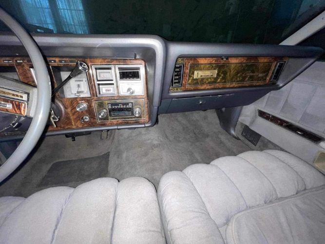 Lincoln-Continental-1977-4
