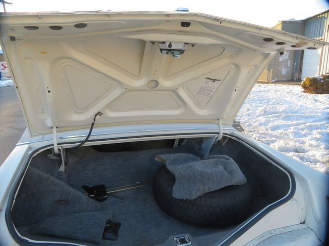 Lincoln-Continental-1978-White-Diamond-Jubile-Blue-Velour-12