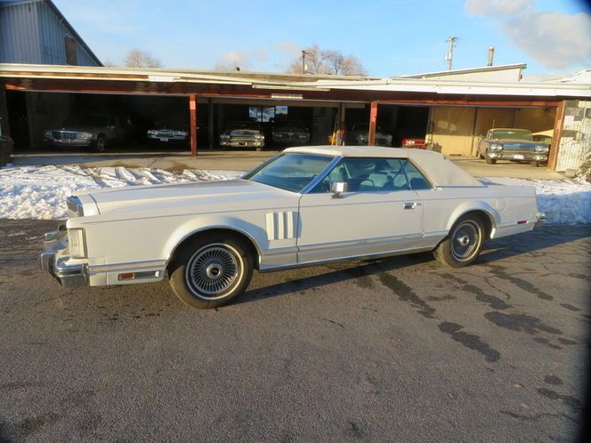 Lincoln-Continental-1978-White-Diamond-Jubile-Blue-Velour-14