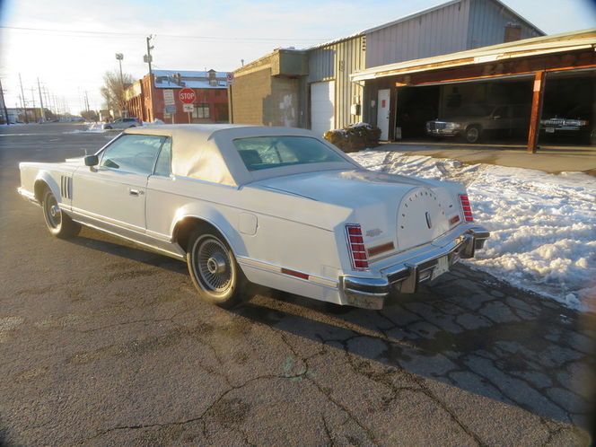 Lincoln-Continental-1978-White-Diamond-Jubile-Blue-Velour-15