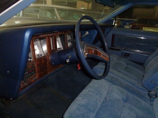 Lincoln-Continental-1978-White-Diamond-Jubile-Blue-Velour-2