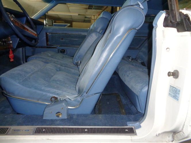 Lincoln-Continental-1978-White-Diamond-Jubile-Blue-Velour-3