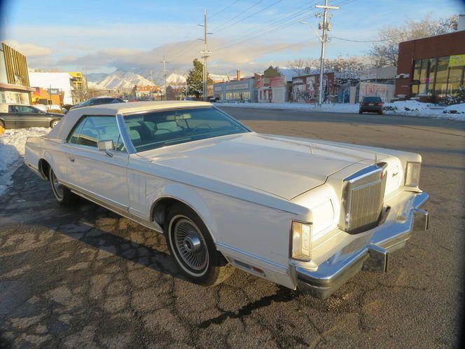 Lincoln-Continental-1978-White-Diamond-Jubile-Blue-Velour-8