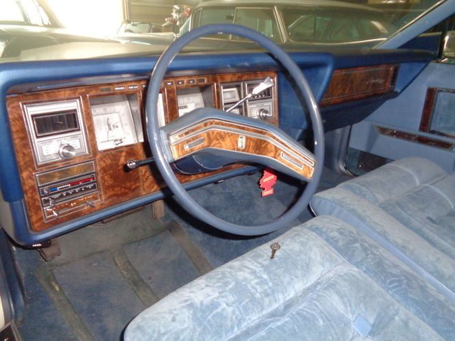 Lincoln-Continental-1978-White-Diamond-Jubile-Blue-Velour-9