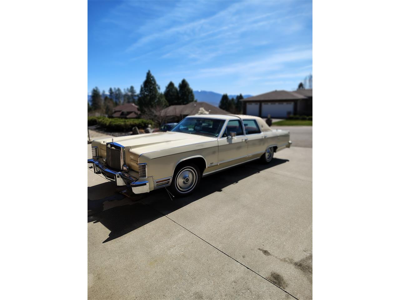 Lincoln-Continental-1978-Yellow-Burgandy-2