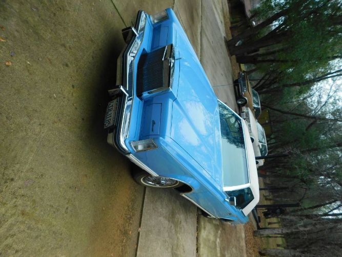 Lincoln-Continental-1979-Powder-BlueWhite-To-Blue-Leather-4