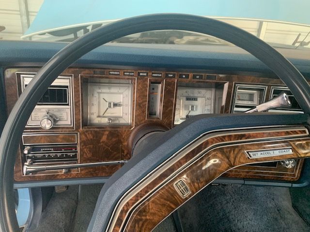Lincoln-Continental-1979-Powder-BlueWhite-To-Blue-Leather-5