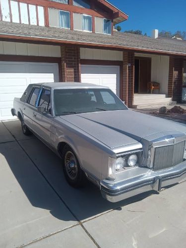 Lincoln-Continental-1982-3