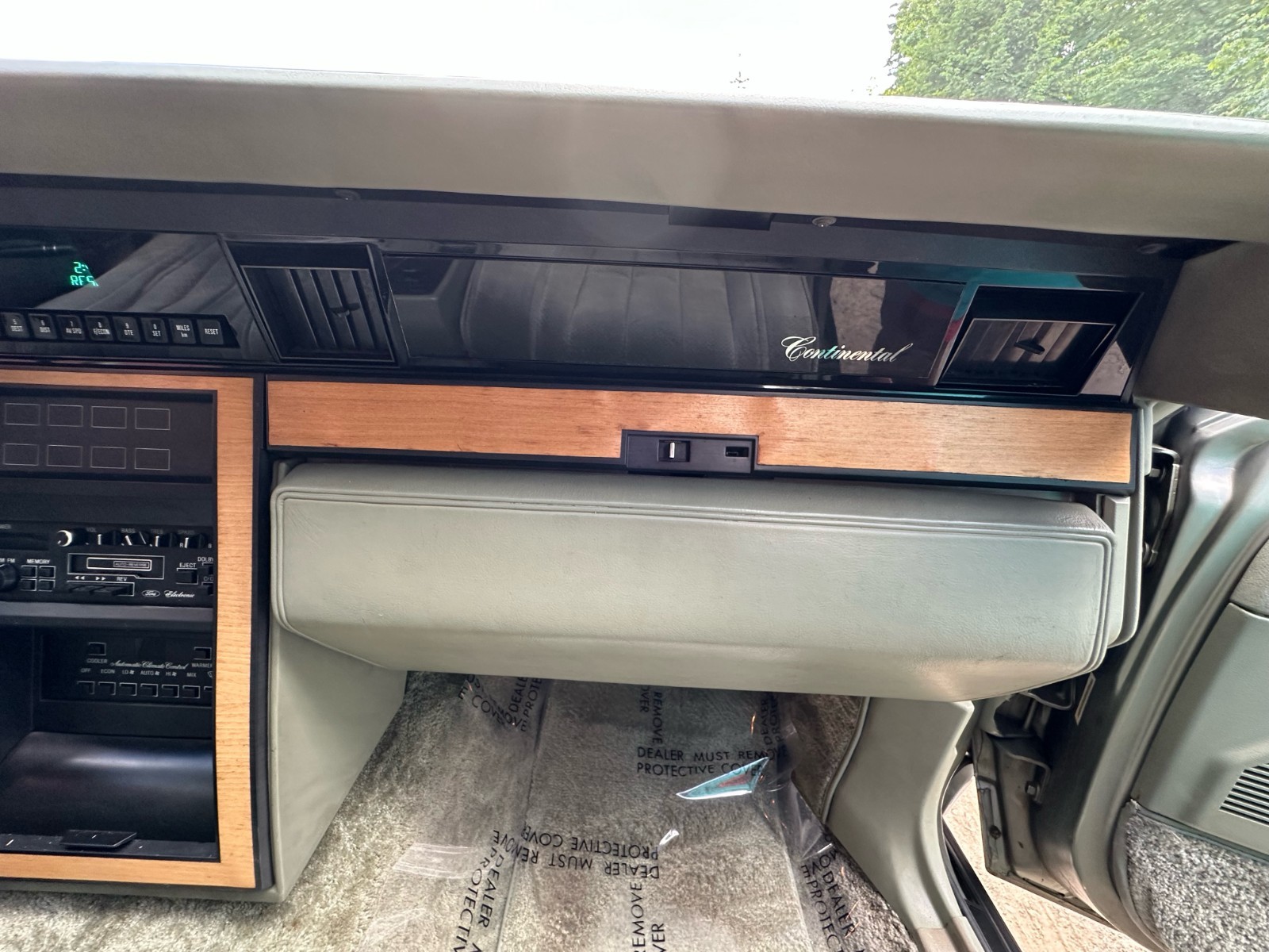 Lincoln-Continental-1984-Sedan-11