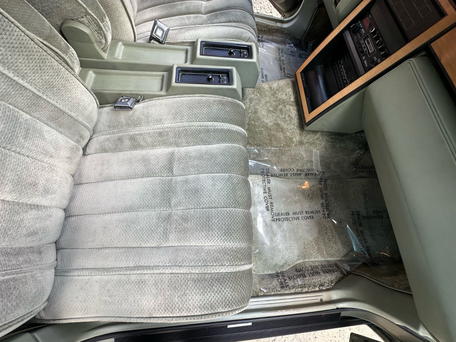 Lincoln-Continental-1984-Sedan-13