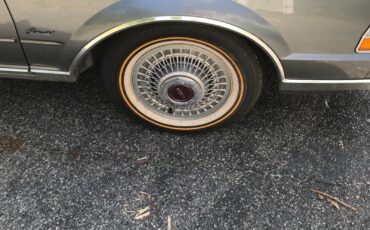 Lincoln-Continental-1984-Sedan-15