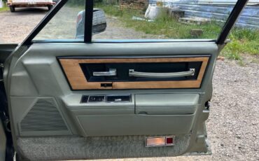 Lincoln-Continental-1984-Sedan-17