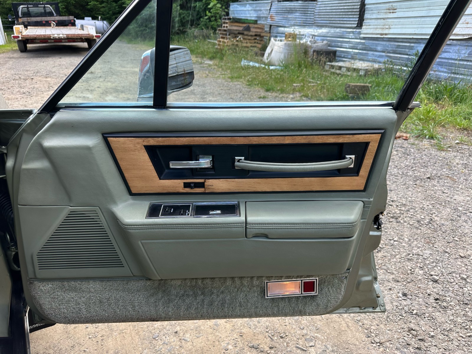 Lincoln-Continental-1984-Sedan-17