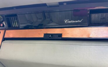 Lincoln-Continental-1984-Sedan-18