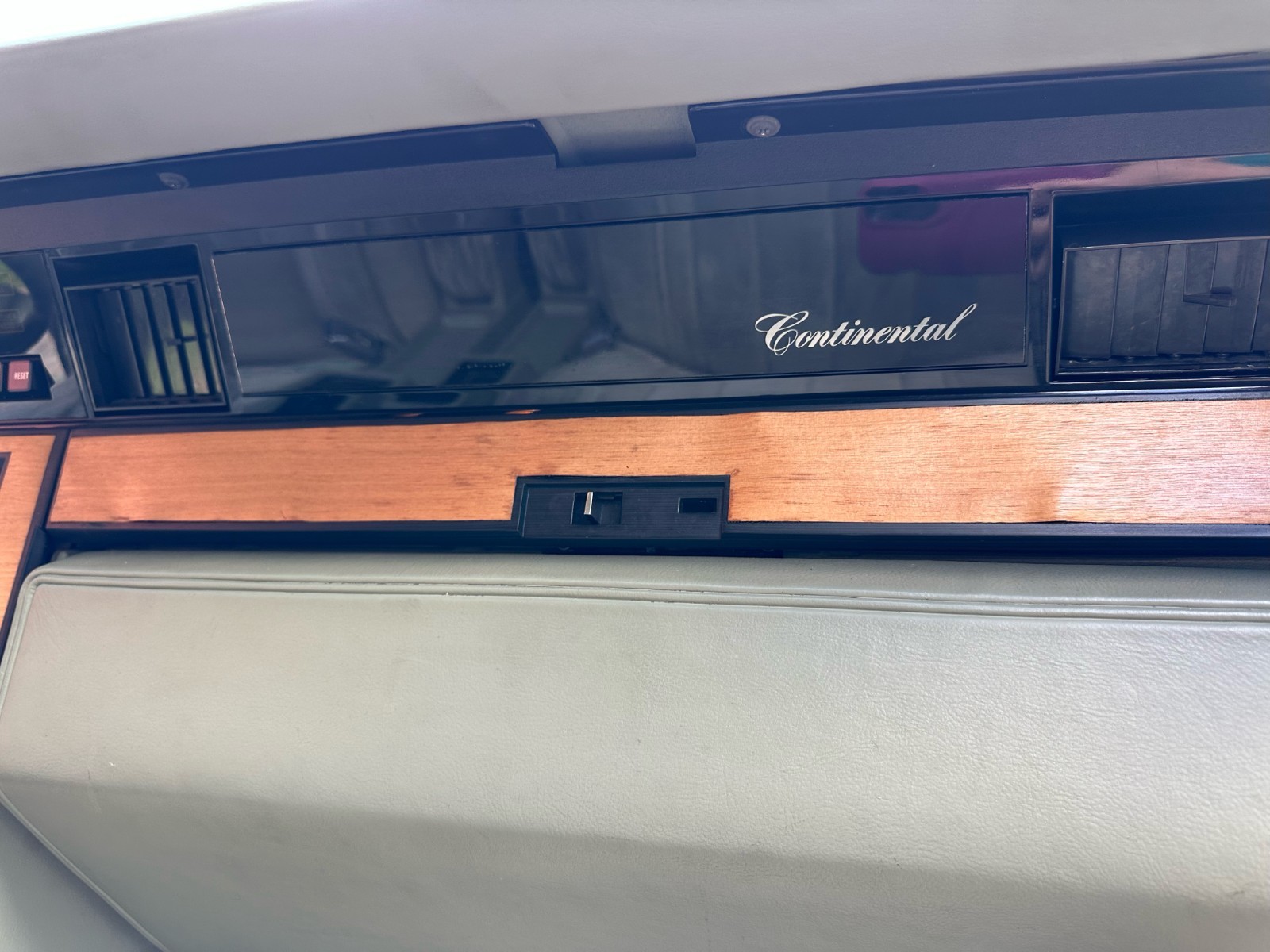 Lincoln-Continental-1984-Sedan-18