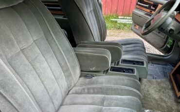 Lincoln-Continental-1984-Sedan-19