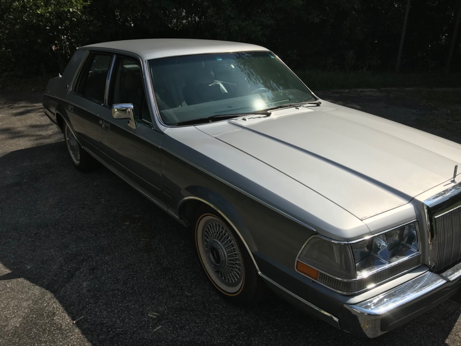 Lincoln-Continental-1984-Sedan-2