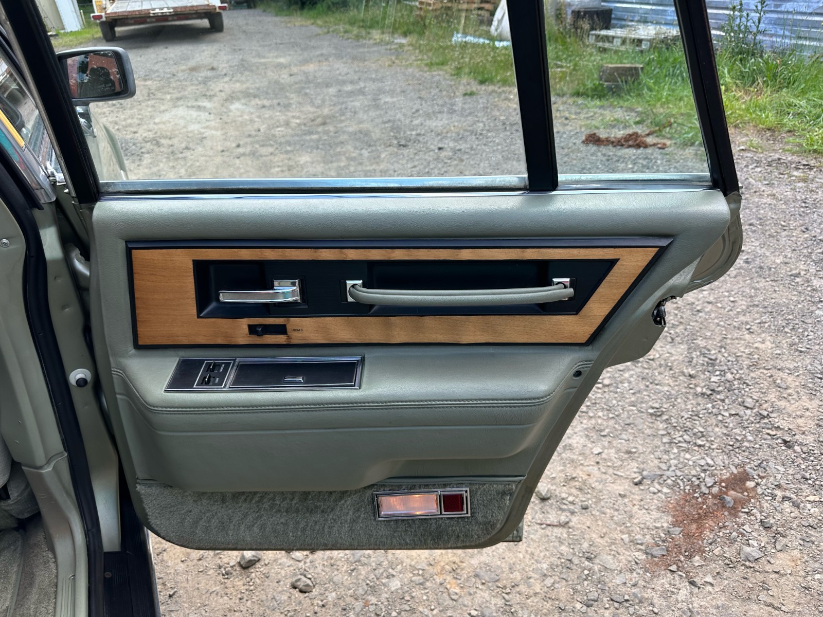 Lincoln-Continental-1984-Sedan-20