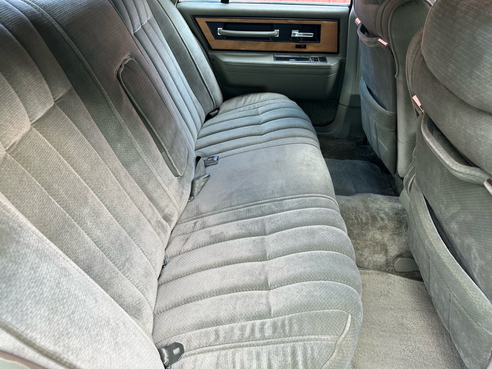 Lincoln-Continental-1984-Sedan-22