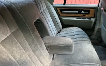 Lincoln-Continental-1984-Sedan-23