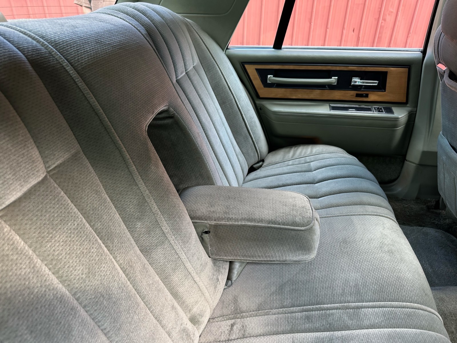 Lincoln-Continental-1984-Sedan-23