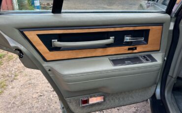 Lincoln-Continental-1984-Sedan-26