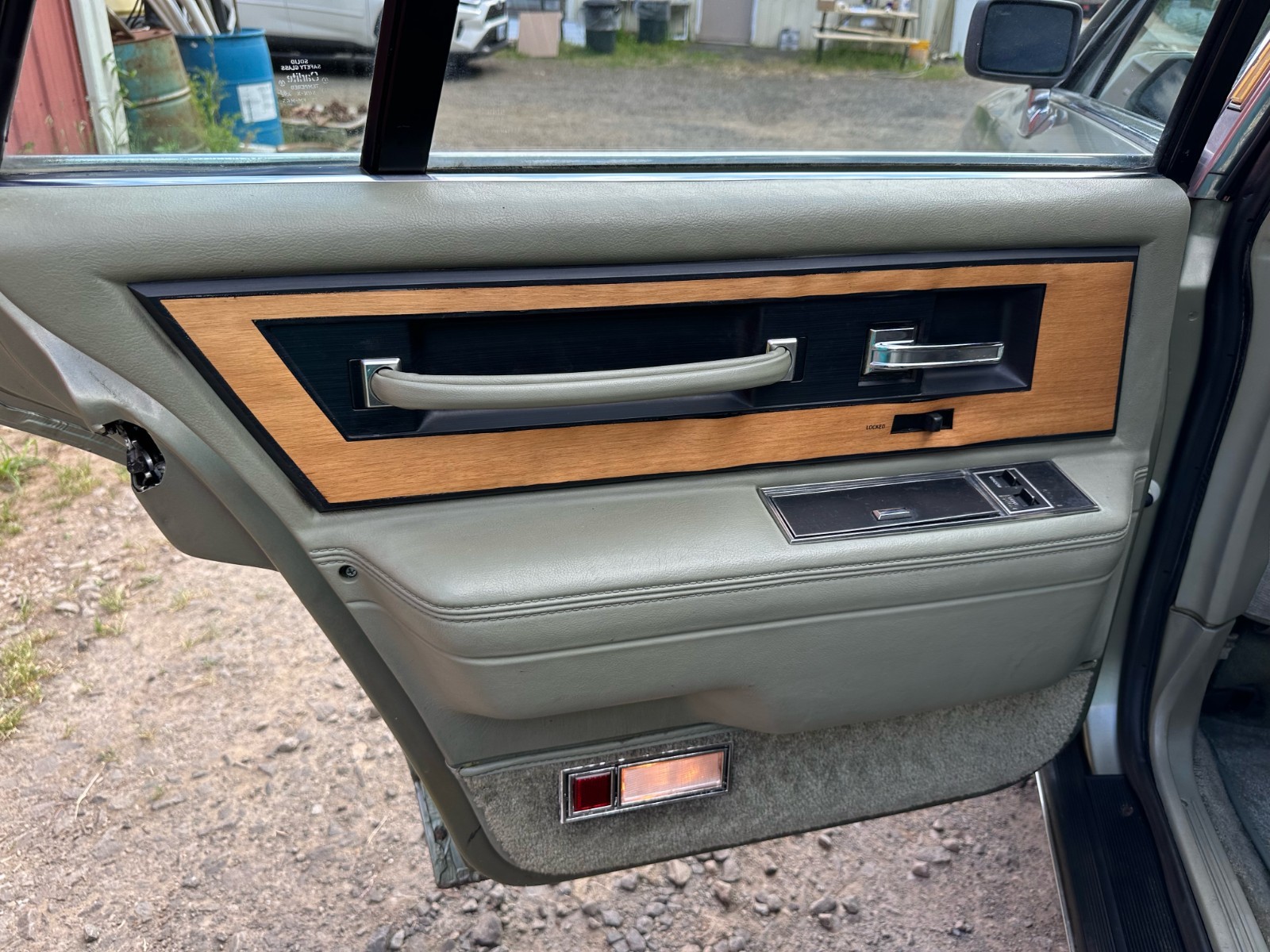 Lincoln-Continental-1984-Sedan-26