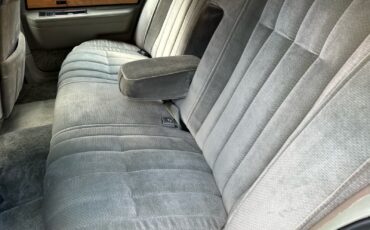 Lincoln-Continental-1984-Sedan-27