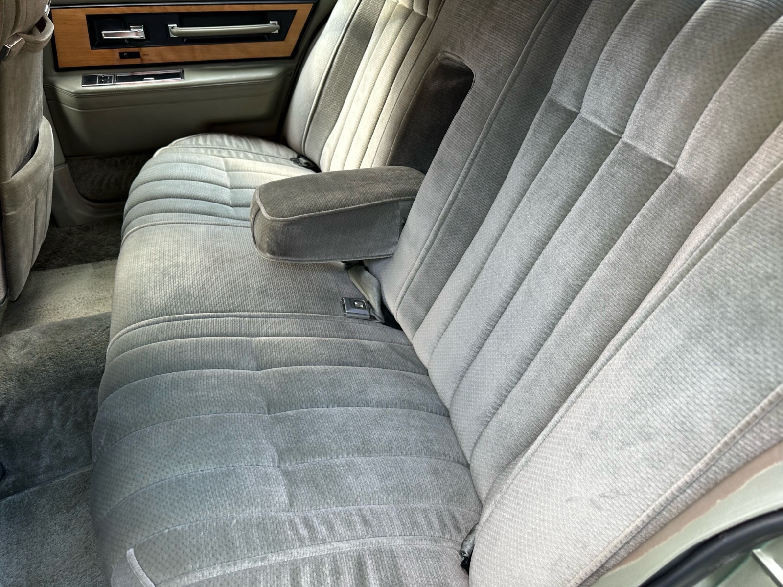 Lincoln-Continental-1984-Sedan-27