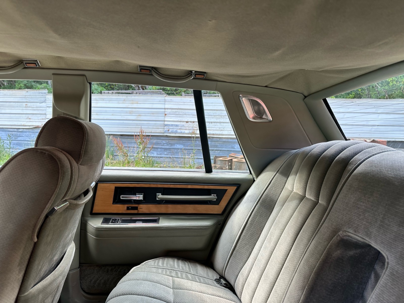 Lincoln-Continental-1984-Sedan-28