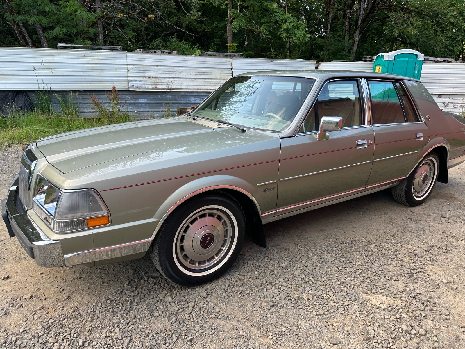 Lincoln-Continental-1984-Sedan-29