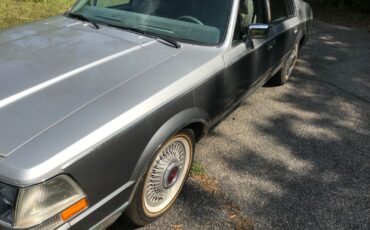 Lincoln-Continental-1984-Sedan-3